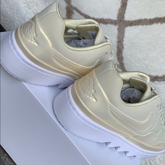 NIKE W AJ 1 JESTER XX LOW LACED SE FOSSIL-WHITE - Picture 11 of 16